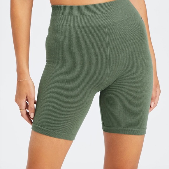 FABLETICS NWT High Waisted Cloudrib Seamless Short - Picture 1 of 7